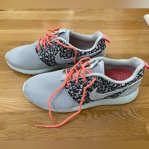 New Nike roshe size 7